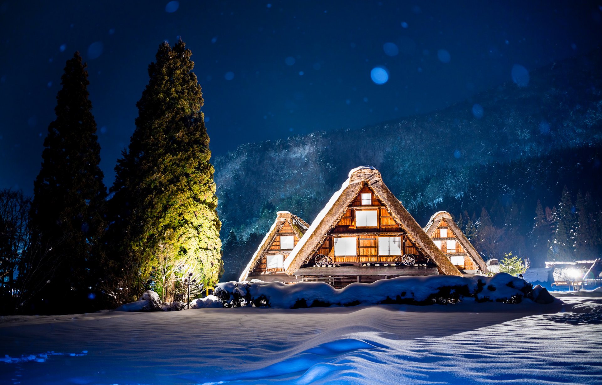 giappone notte luci casa alberi montagne inverno neve abbagliamento