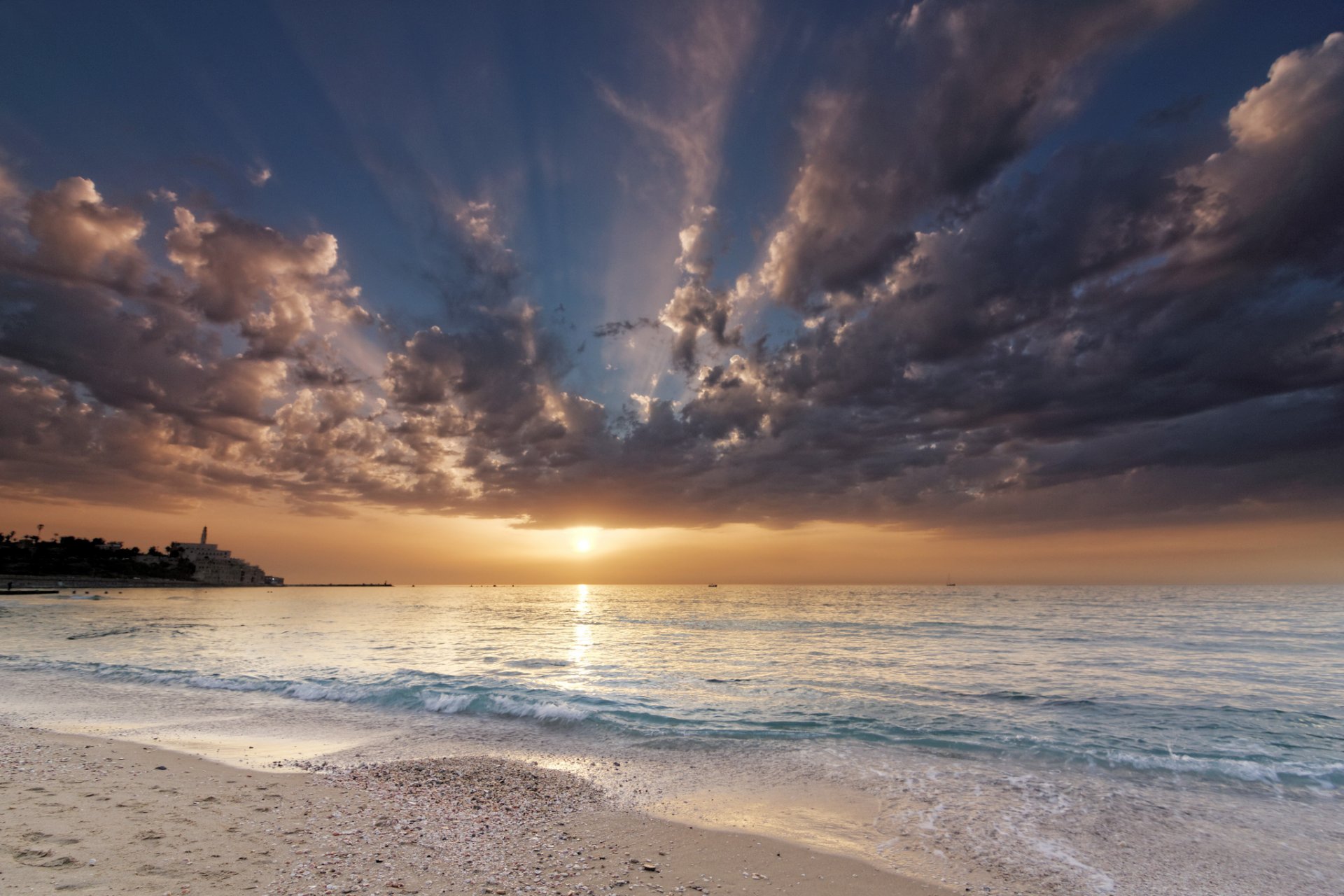 playa mar sol nubes