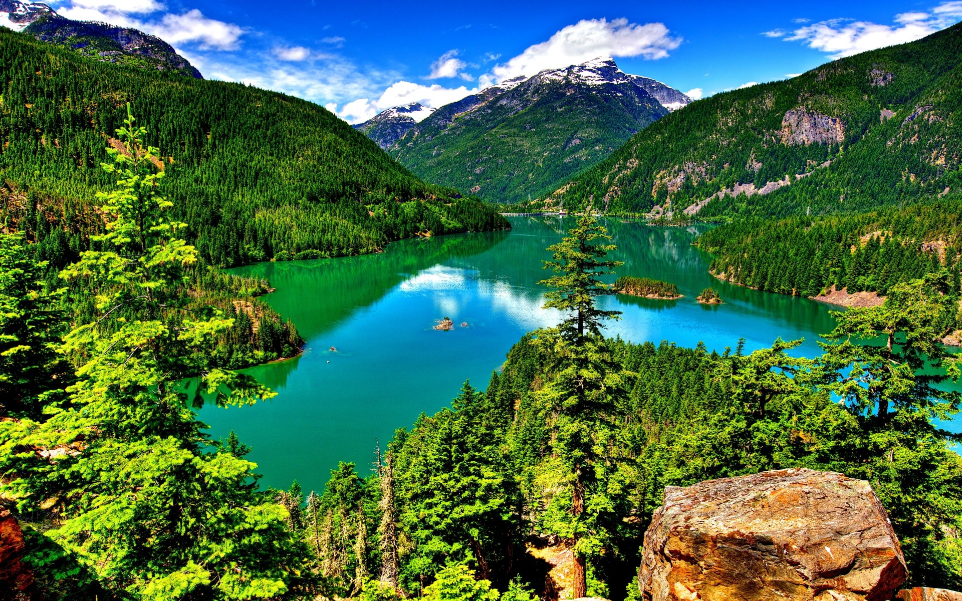 montañas bosque árboles rocas lago cielo nubes