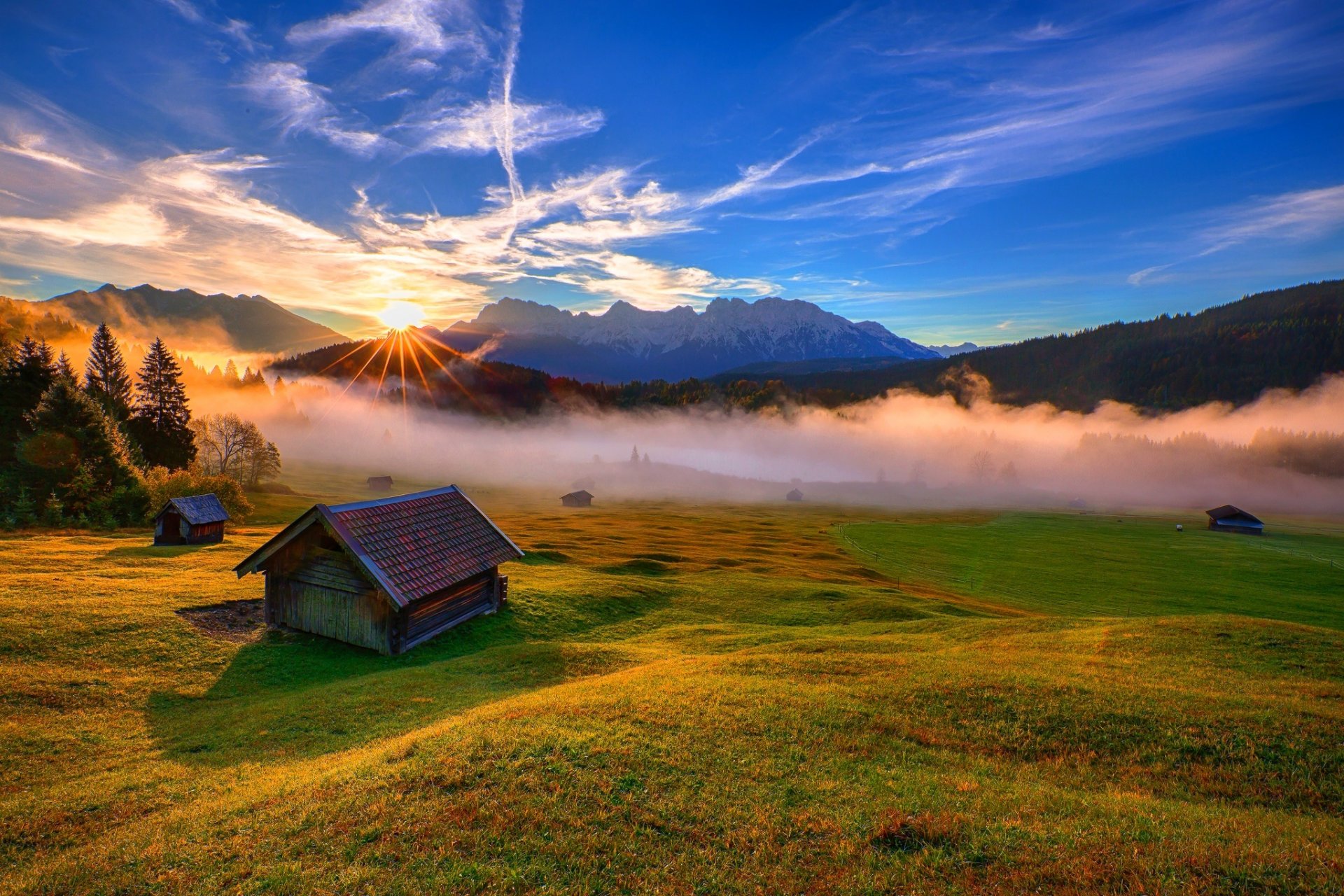 nature coucher de soleil maison soleil rayons montagnes ciel nuages forêt parc arbres couleurs marche nuages herbe rayons du soleil