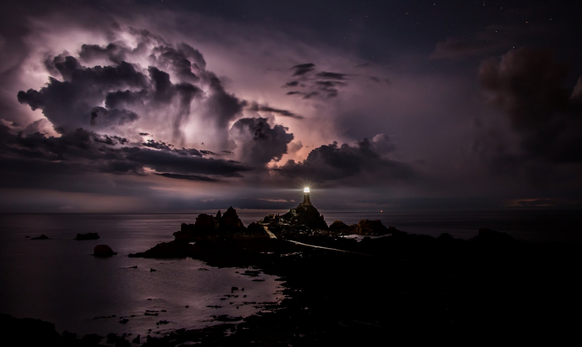 détroit de la manche île de jersey îles anglo-normandes nuit phare nuages clair de lune