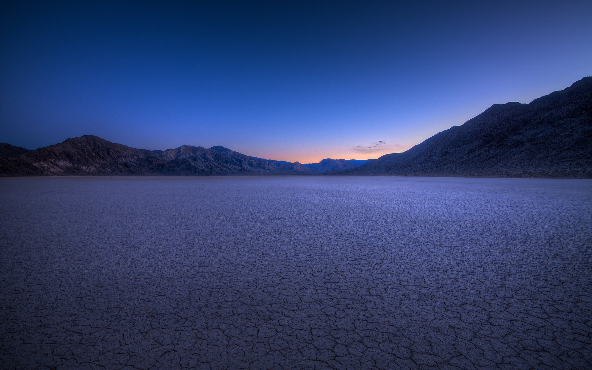 paesaggio elaborazione deserto distanza montagne cime cielo chiarezza azzurro bagliore tramonto