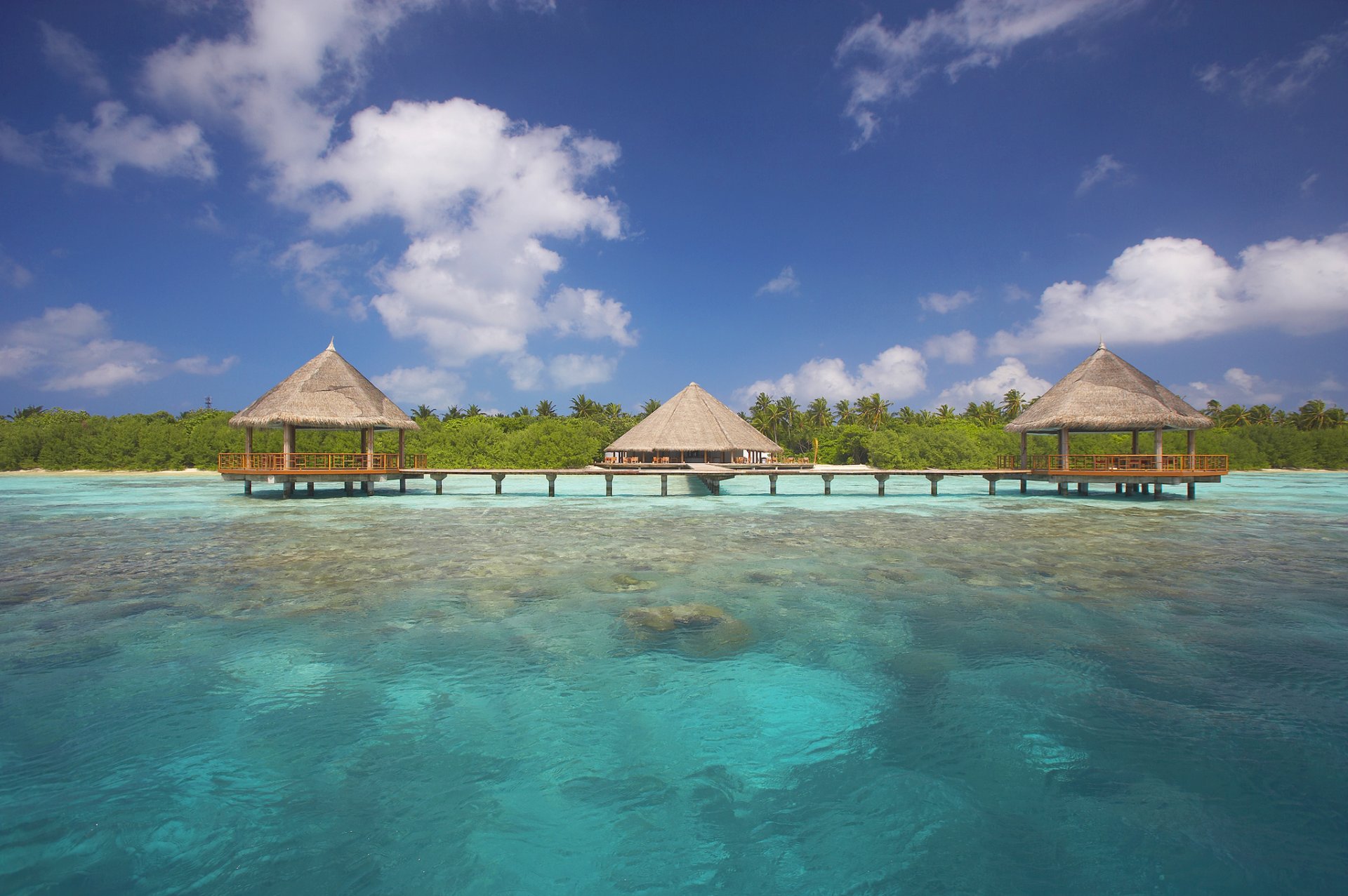 ozean wasser strand palmen bungalow himmel wolken