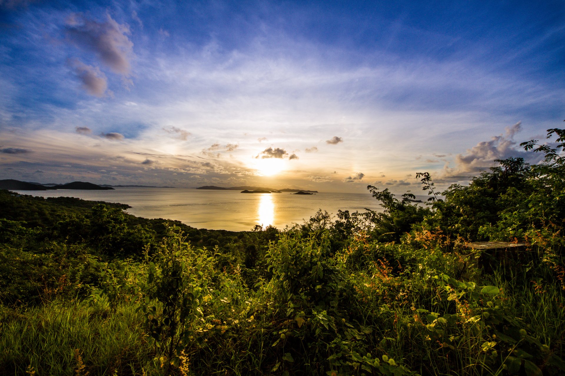 bahía islas sol amanecer