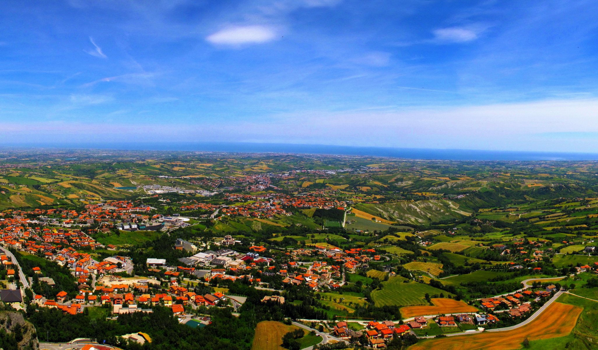 ville saint-marin ville saint-marin maisons collines paysage mer horizon