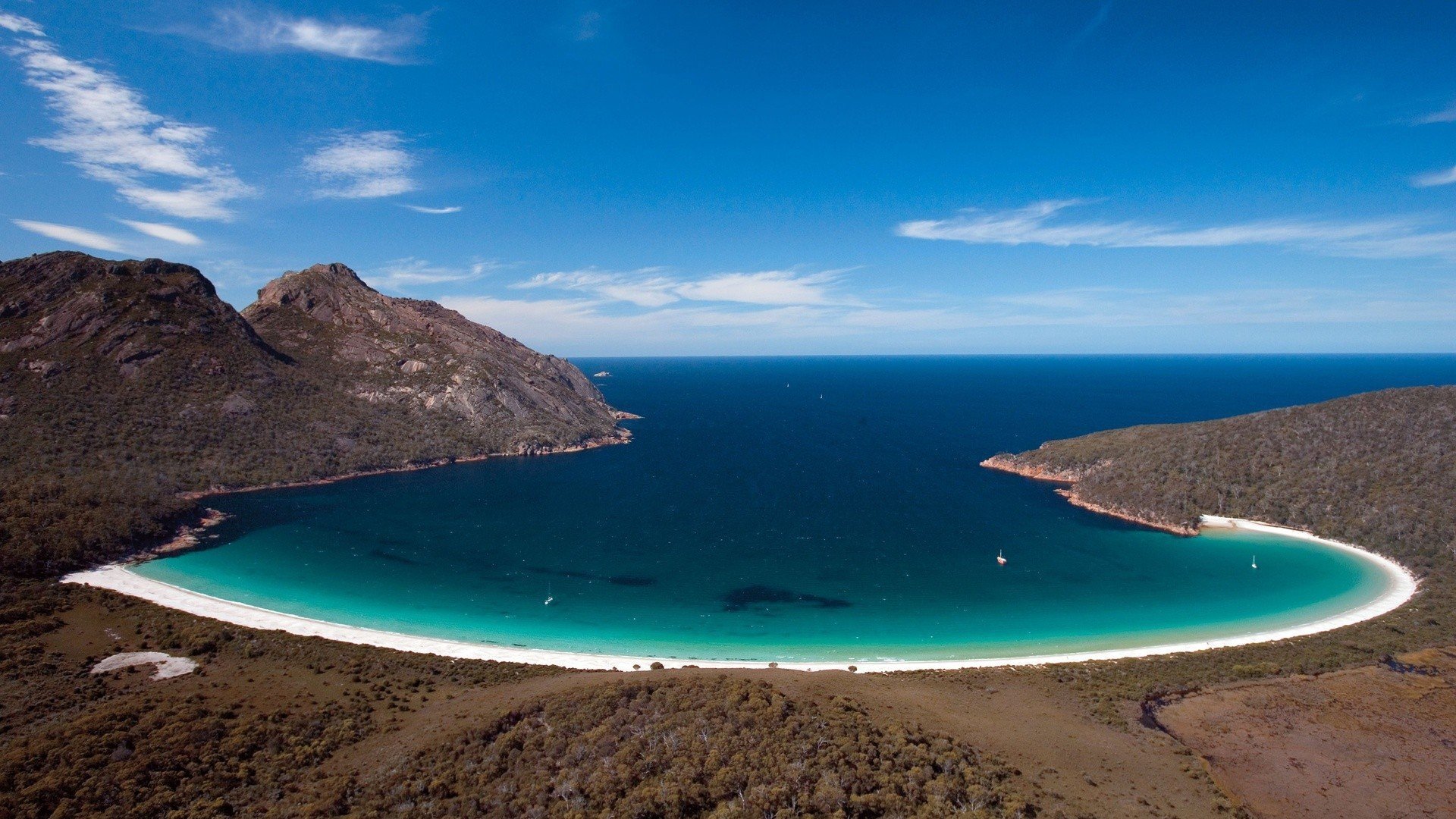 montagne rocce baia acqua cielo nuvole spiaggia