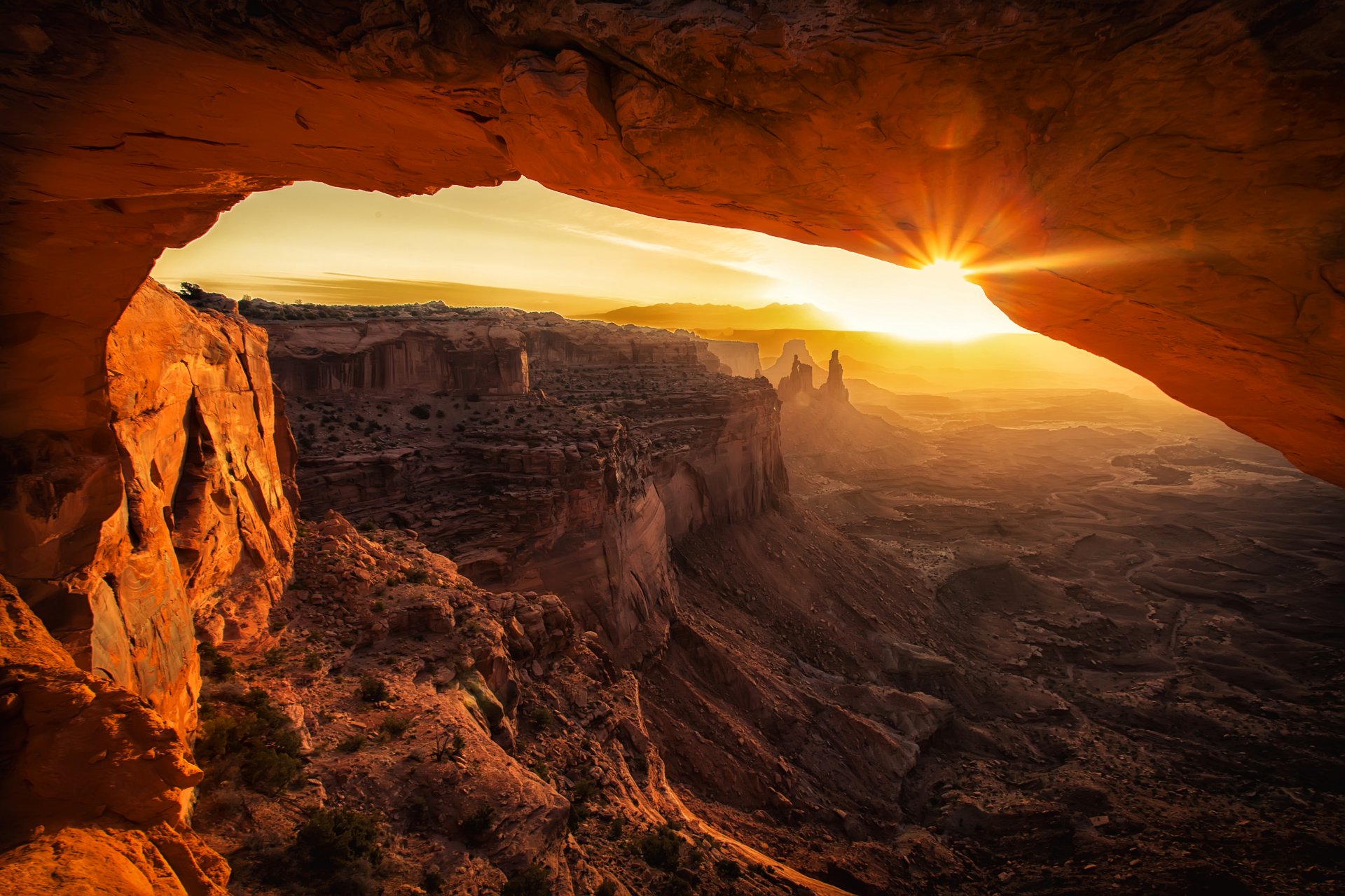 canyonlands stati uniti montagne canyon natura sole raggi tramonto grotta volta