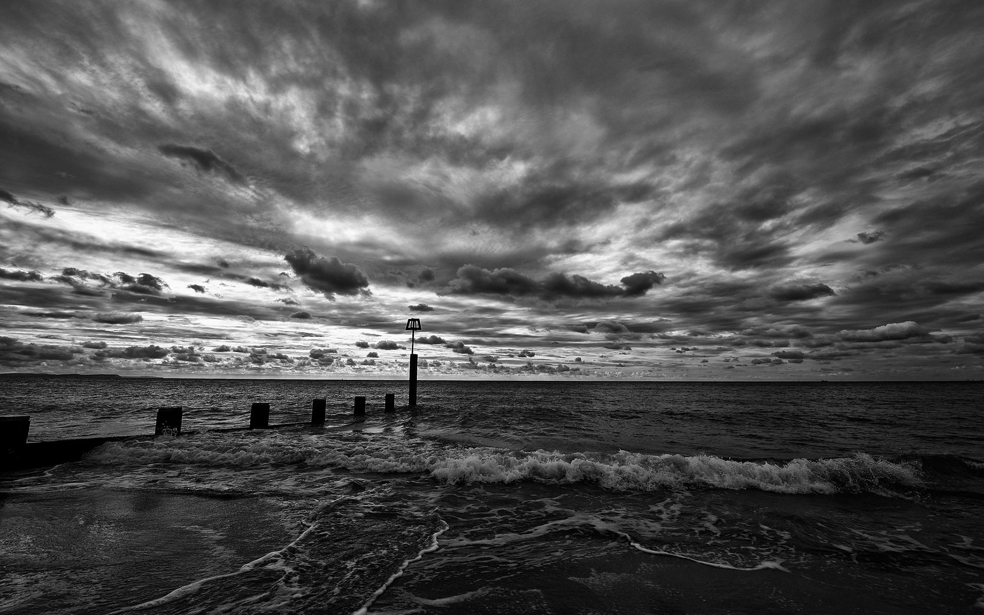 strand wasser wellen himmel wolken horizont schwarz und weiß