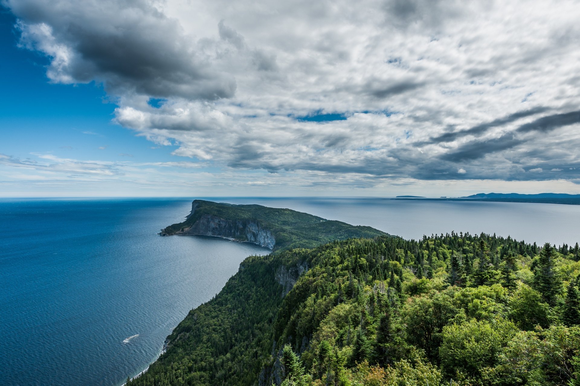 cap roches eau arbres ciel nuages