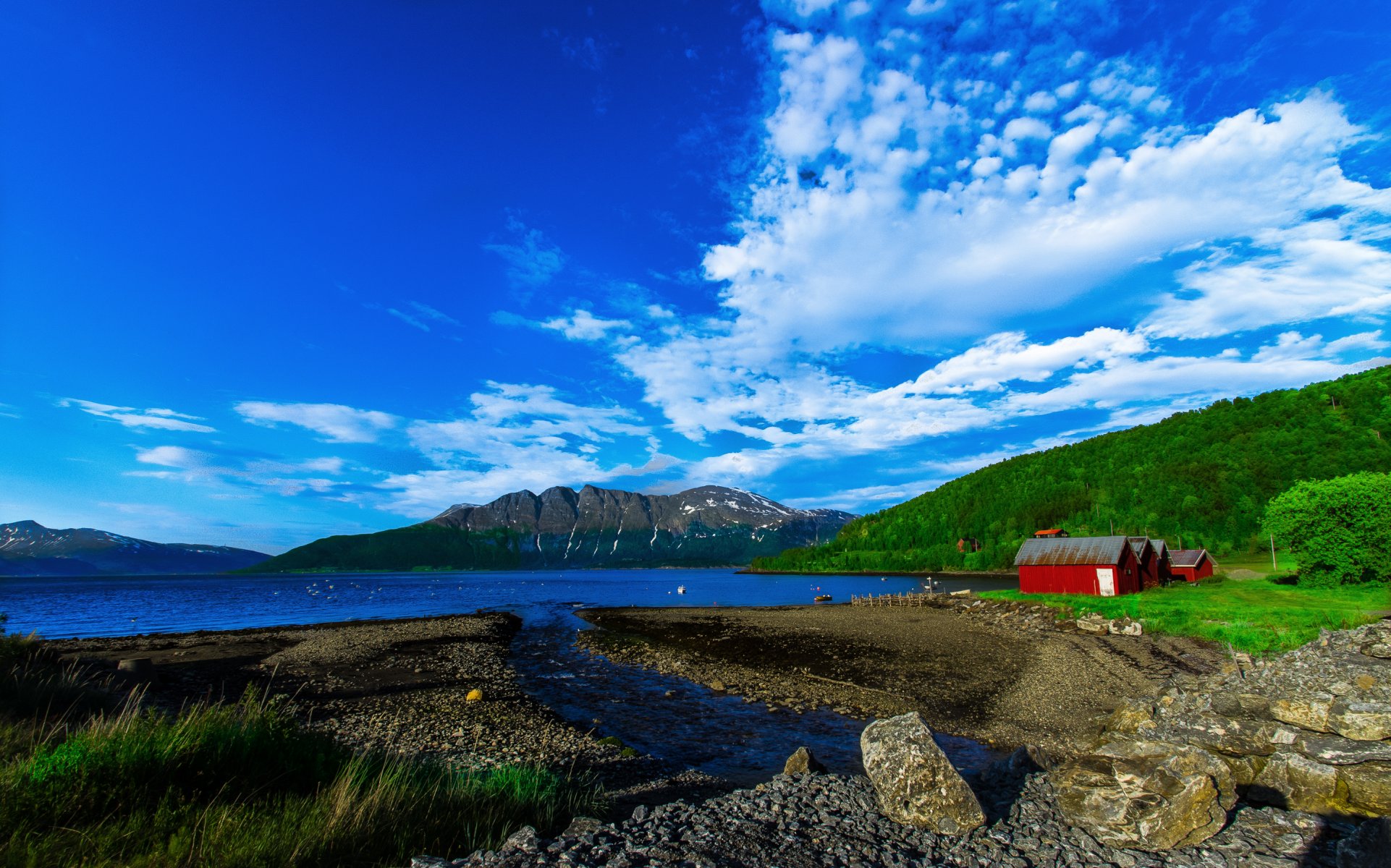 norwegia niebo chmury góry jezioro natura las kamienie domy domek