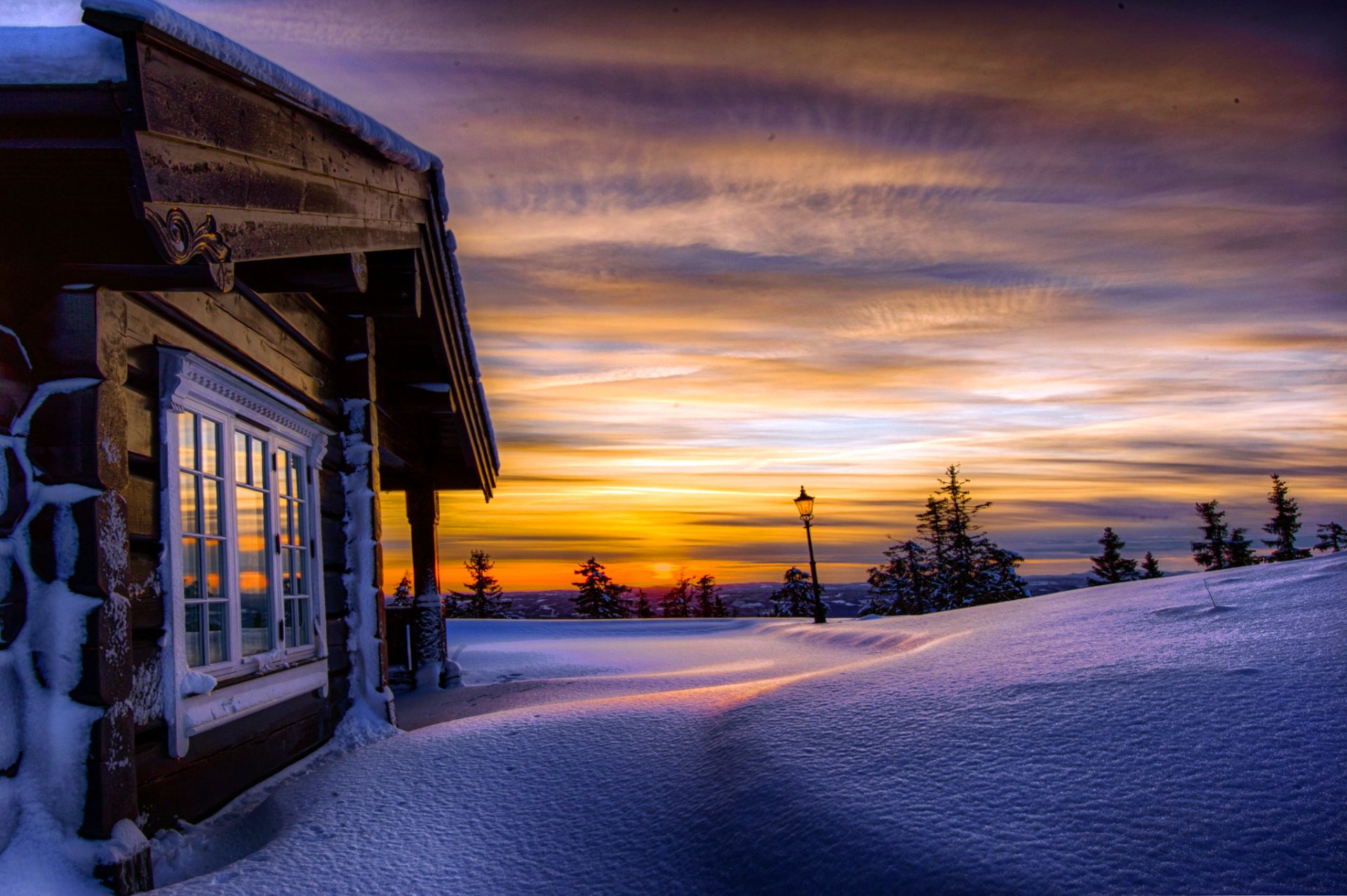 noruega invierno nieve derivas árboles colinas casa linterna puesta de sol cielo nubes naturaleza