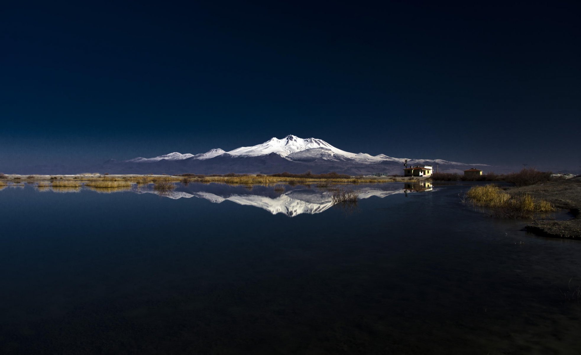 montagna lago riflessione neve natura