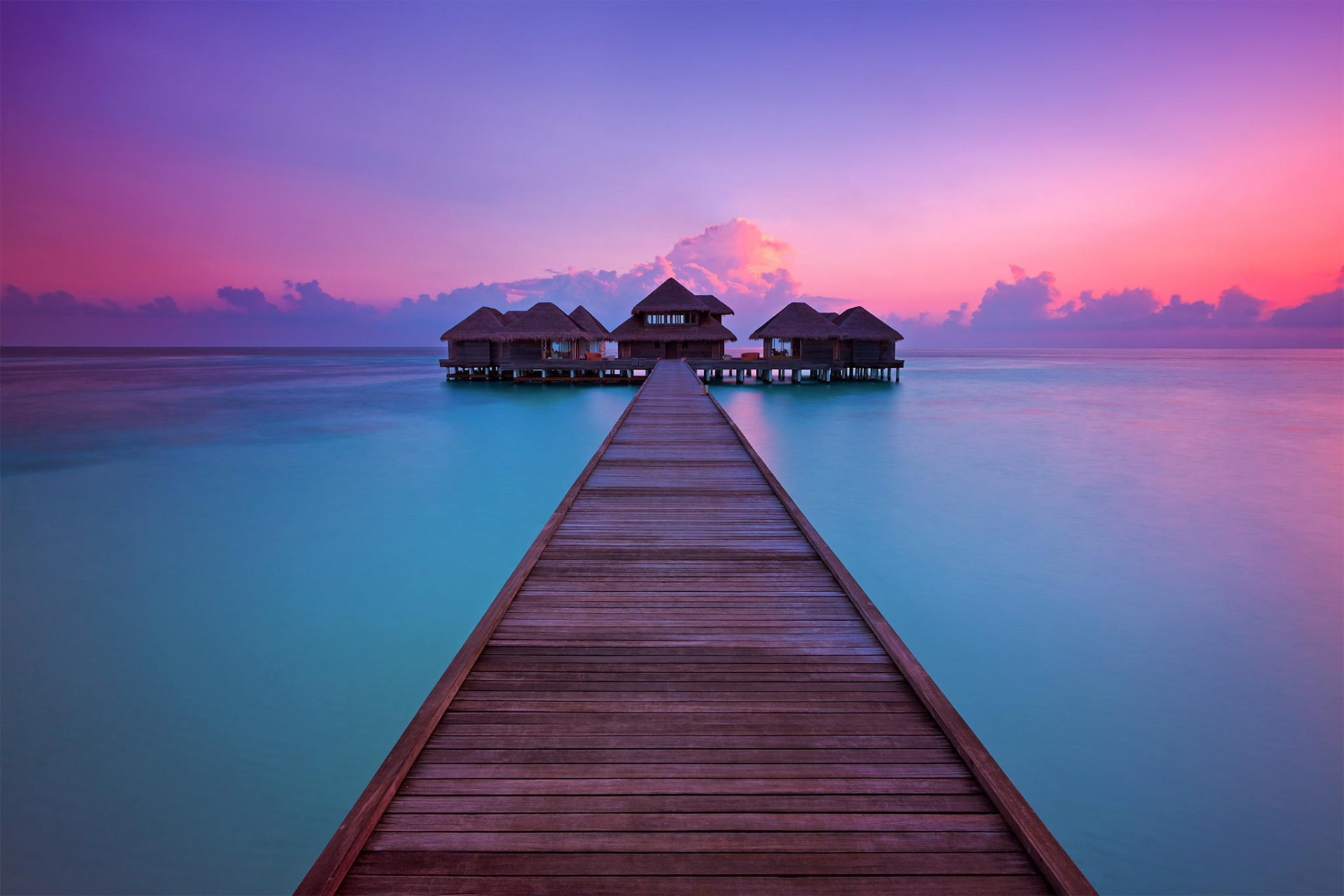 Вечерний закат в Мальдивах на берегу океана - обои на рабочий стол