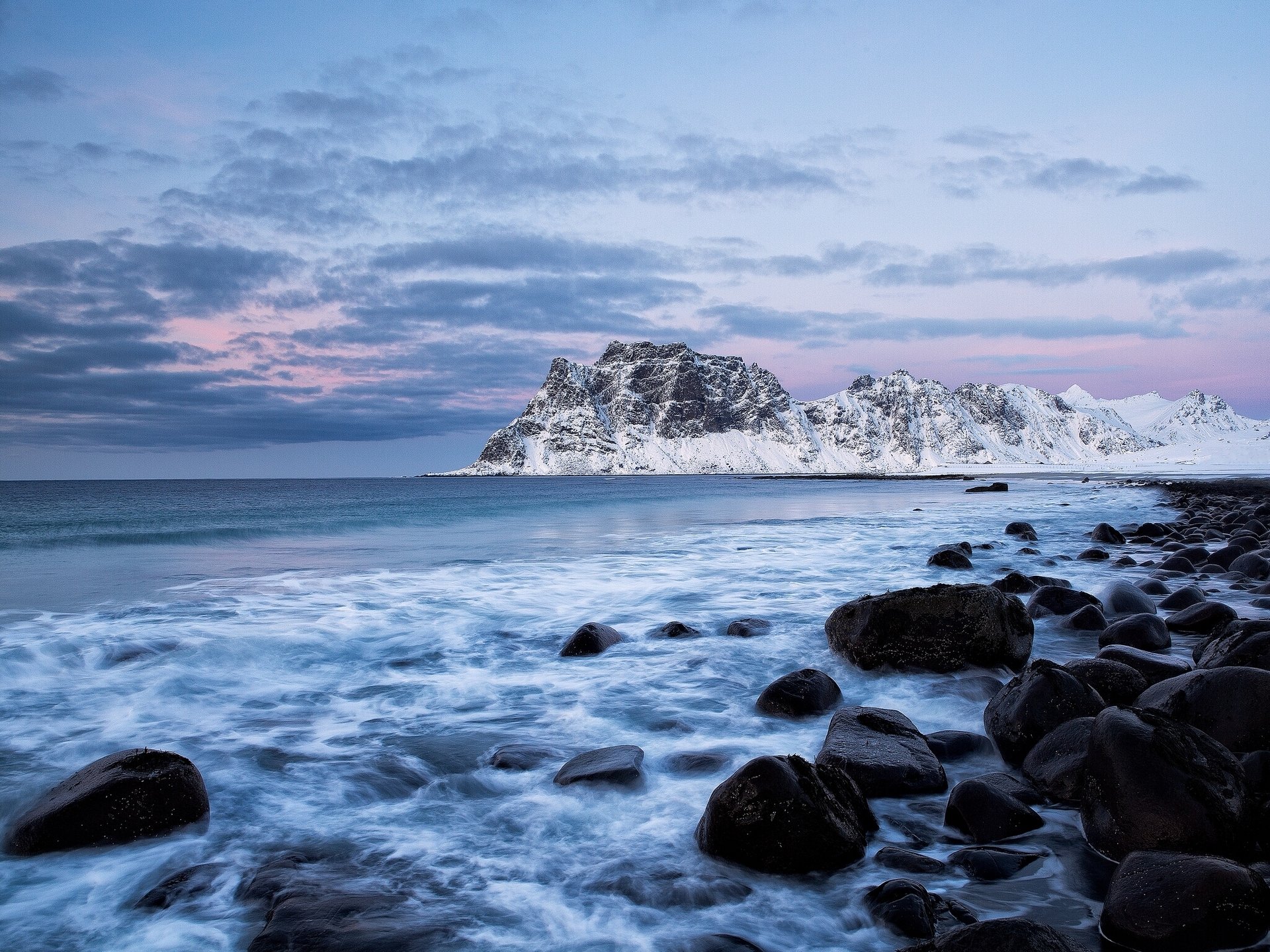 noruega mar montañas piedras