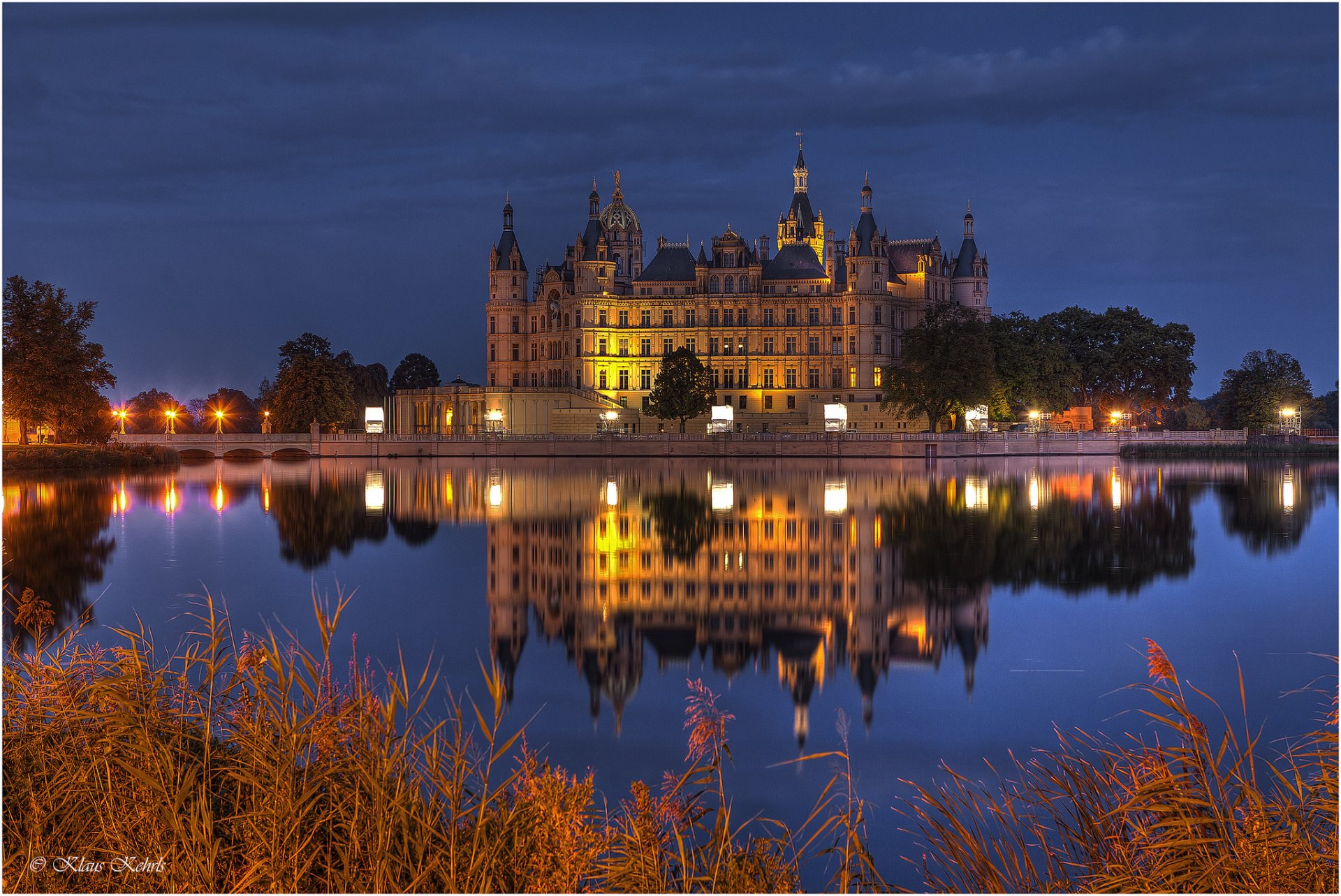 germania schwerin castello luci illuminazione lago notte blu cielo riflessione