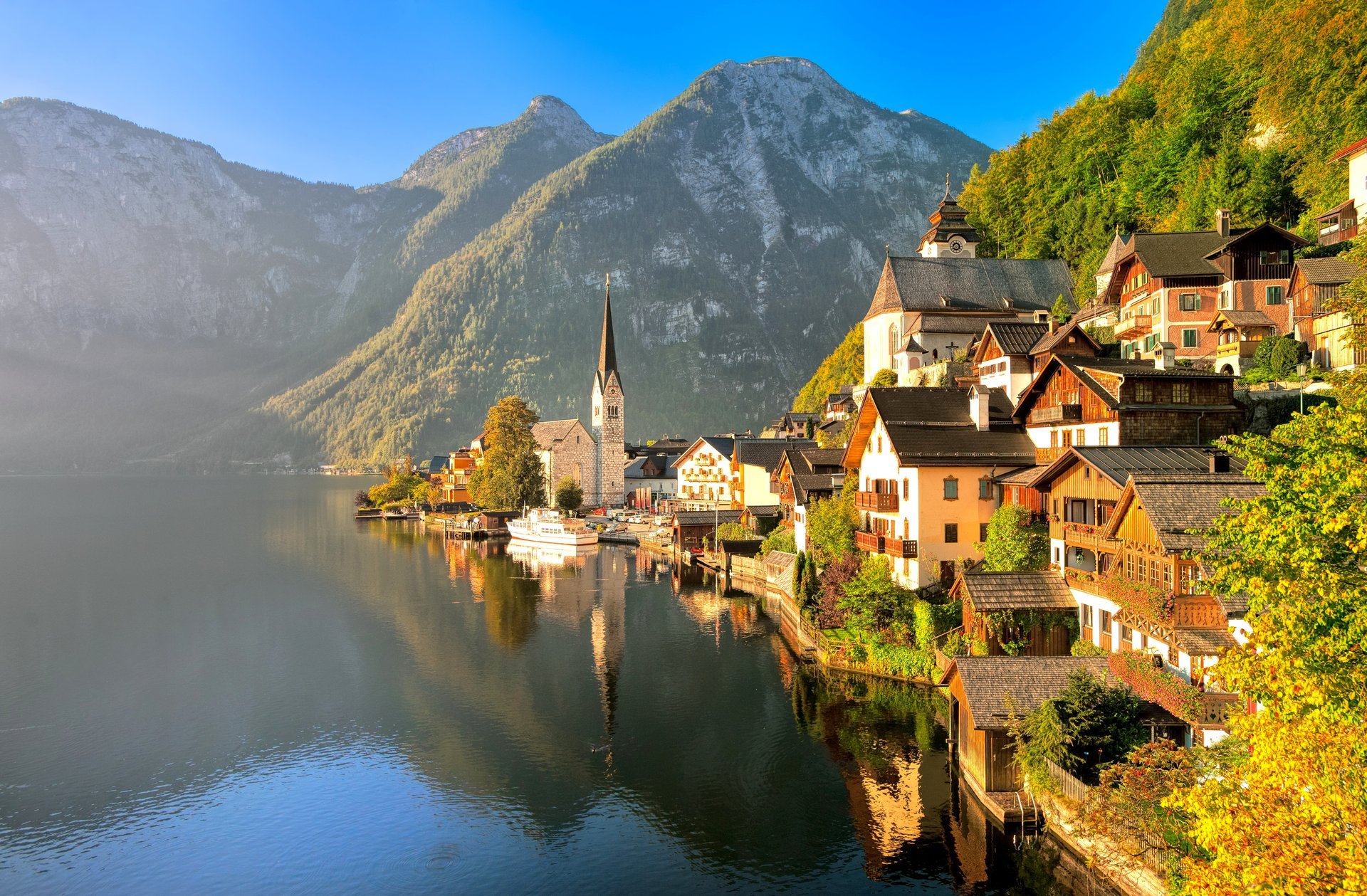 austria österreich hallstatt salzkammergut dachstein góry alpy miasto jesień natura krajobraz jezioro łodzie domy budynki