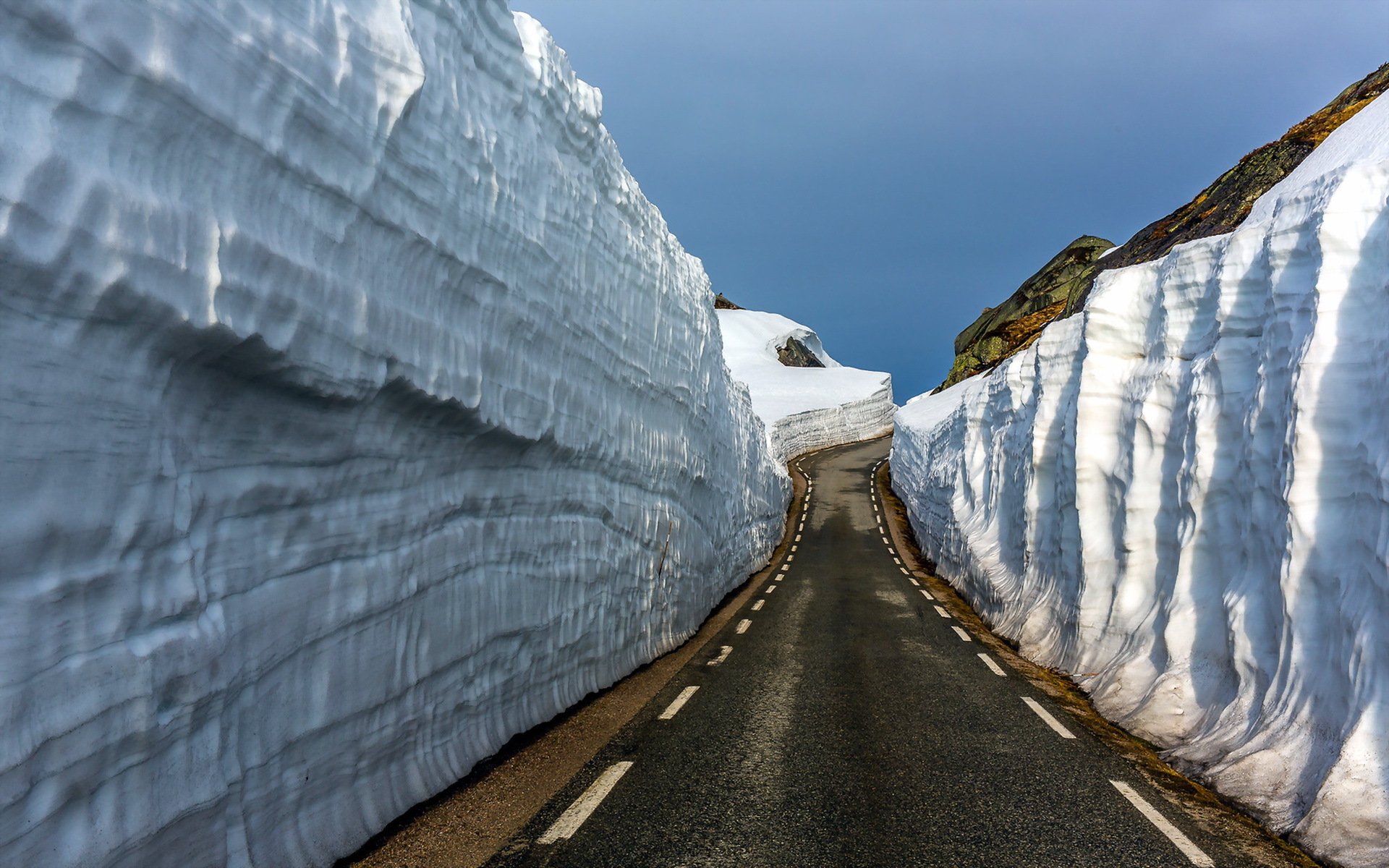 route montagnes neige paysage