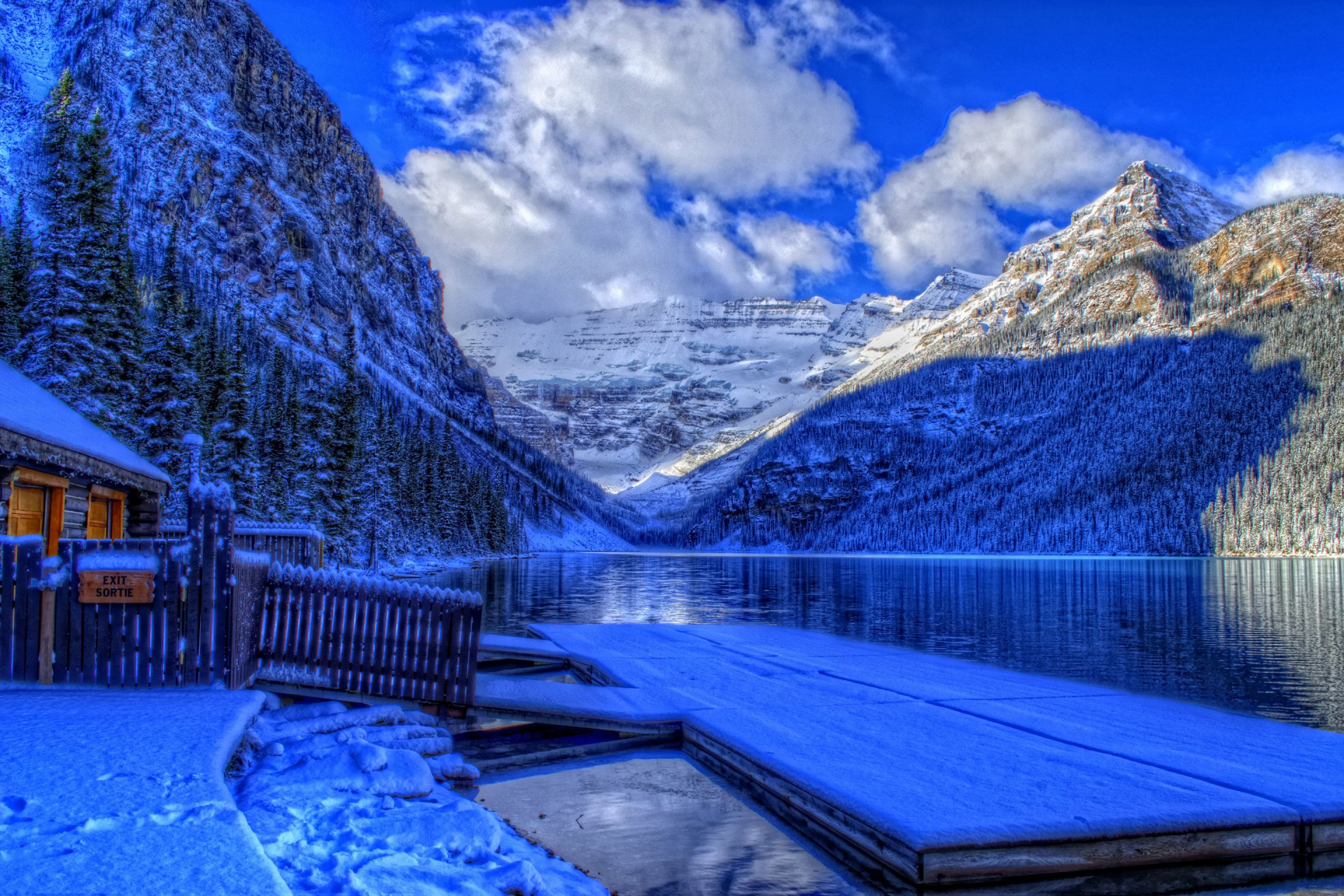 parque nacional banff alberta canadá invierno nieve lago montañas cielo nubes bosque árboles cabaña muelle