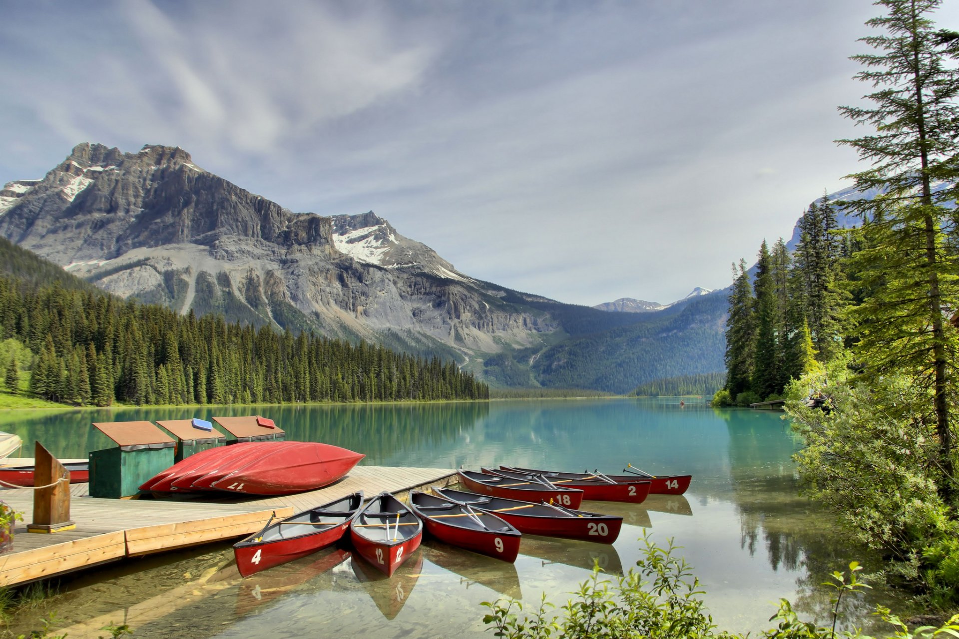 smaragdsee yoho-nationalpark see wald berge anlegestelle boote kanoe