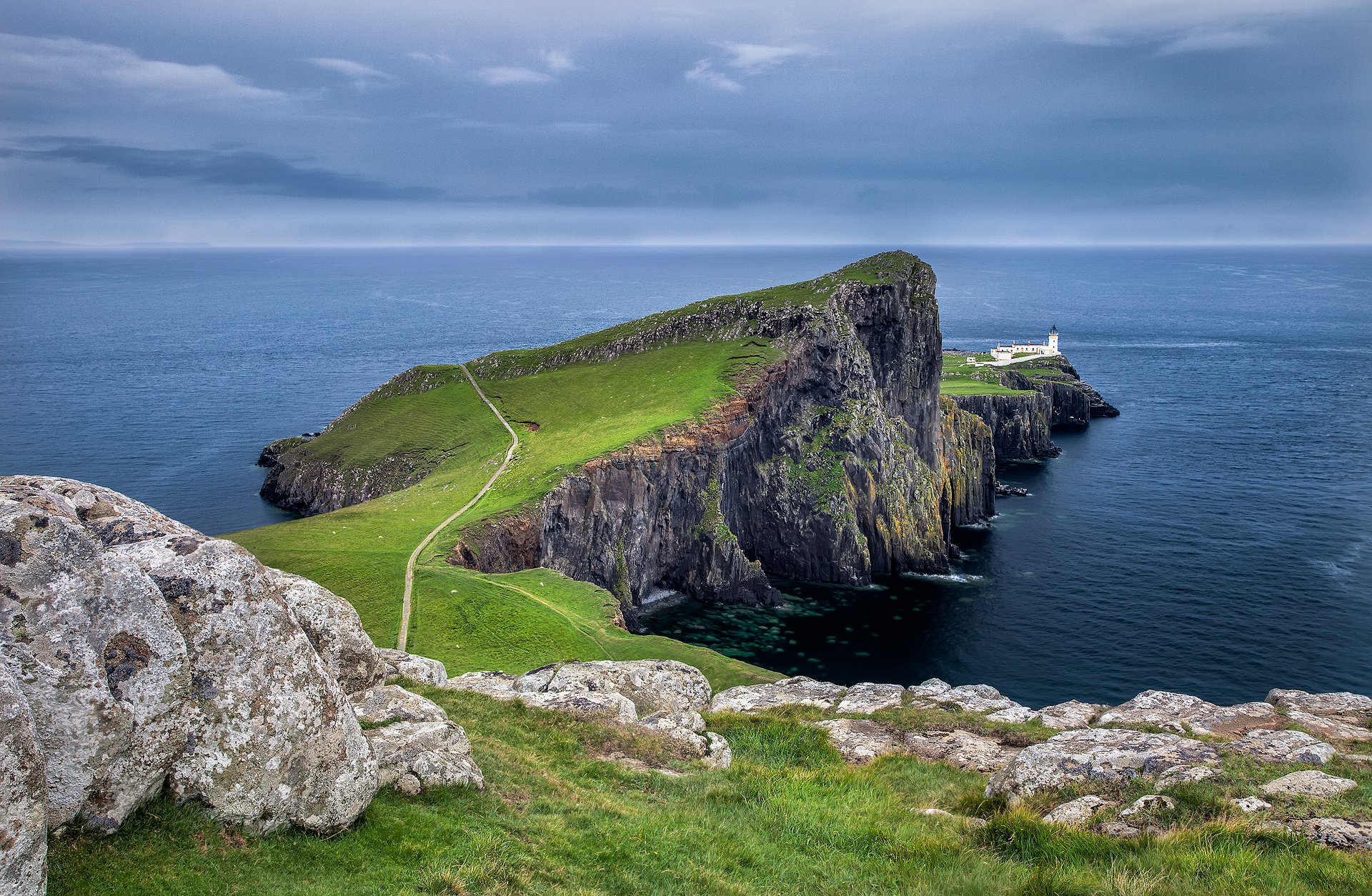 neist punkt schottland himmel wolken sonnenuntergang berge bucht meer kap straße leuchtturm steine