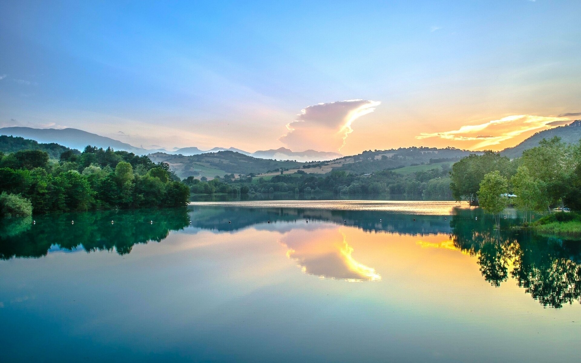 marche italia río amanecer reflexión