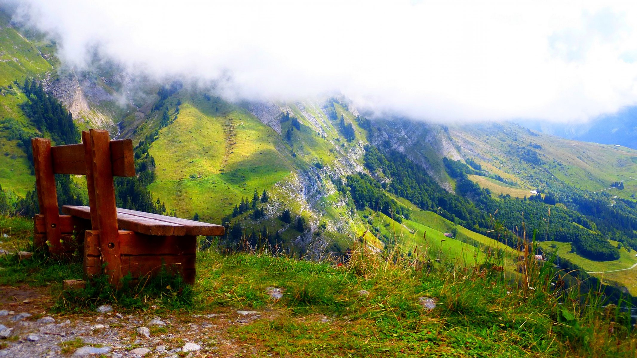 montagne printemps nuages nature paysage banc herbe arbres ciel montagnes banc printemps