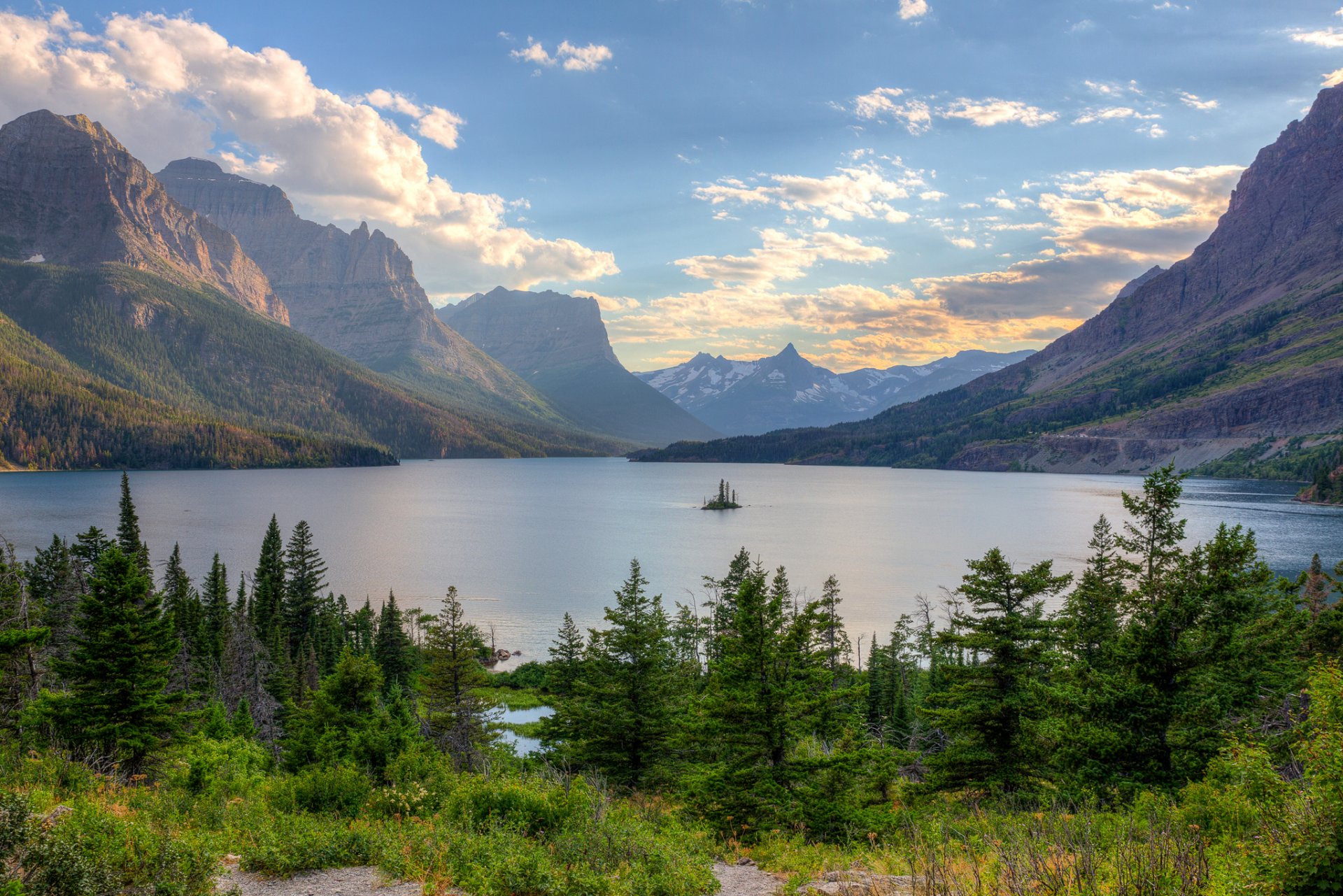 lake mary park narodowy glacier montana usa niebo góry jezioro wyspa drzewa