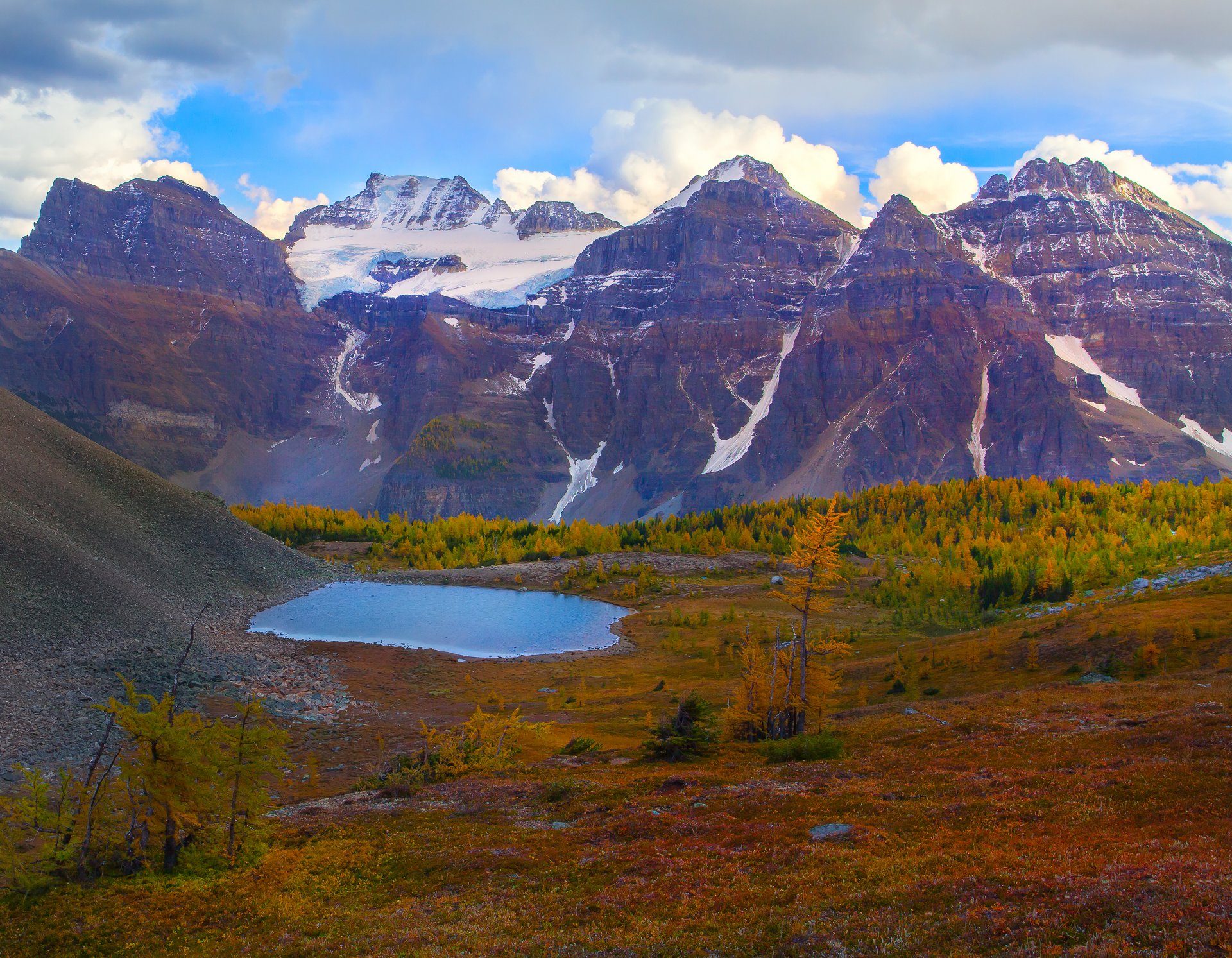 park narodowy banff alberta kanada jezioro góry niebo chmury las drzewa trawa jesień śnieg