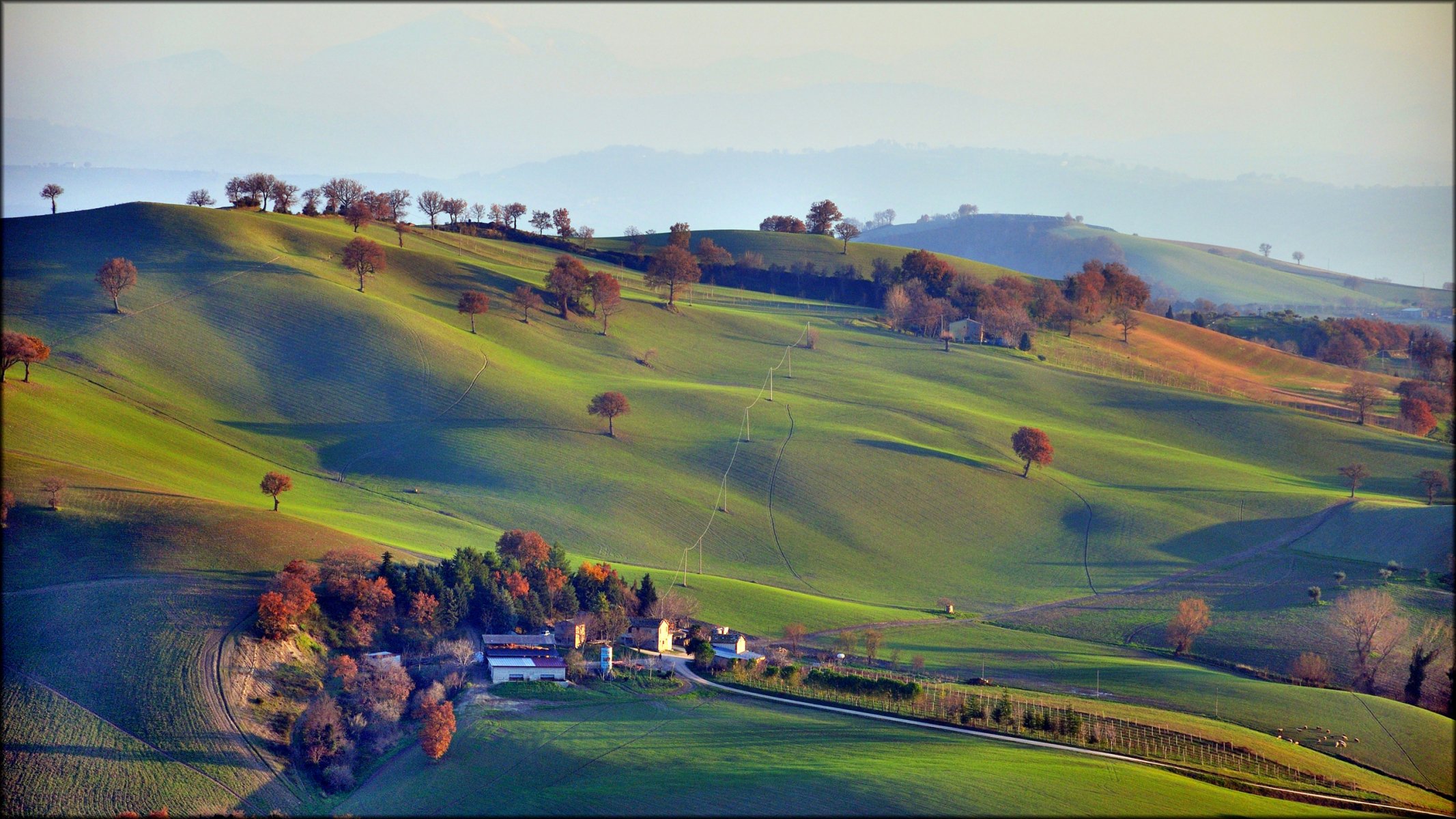 italie campanie ciel montagnes collines herbe champs arbres maison