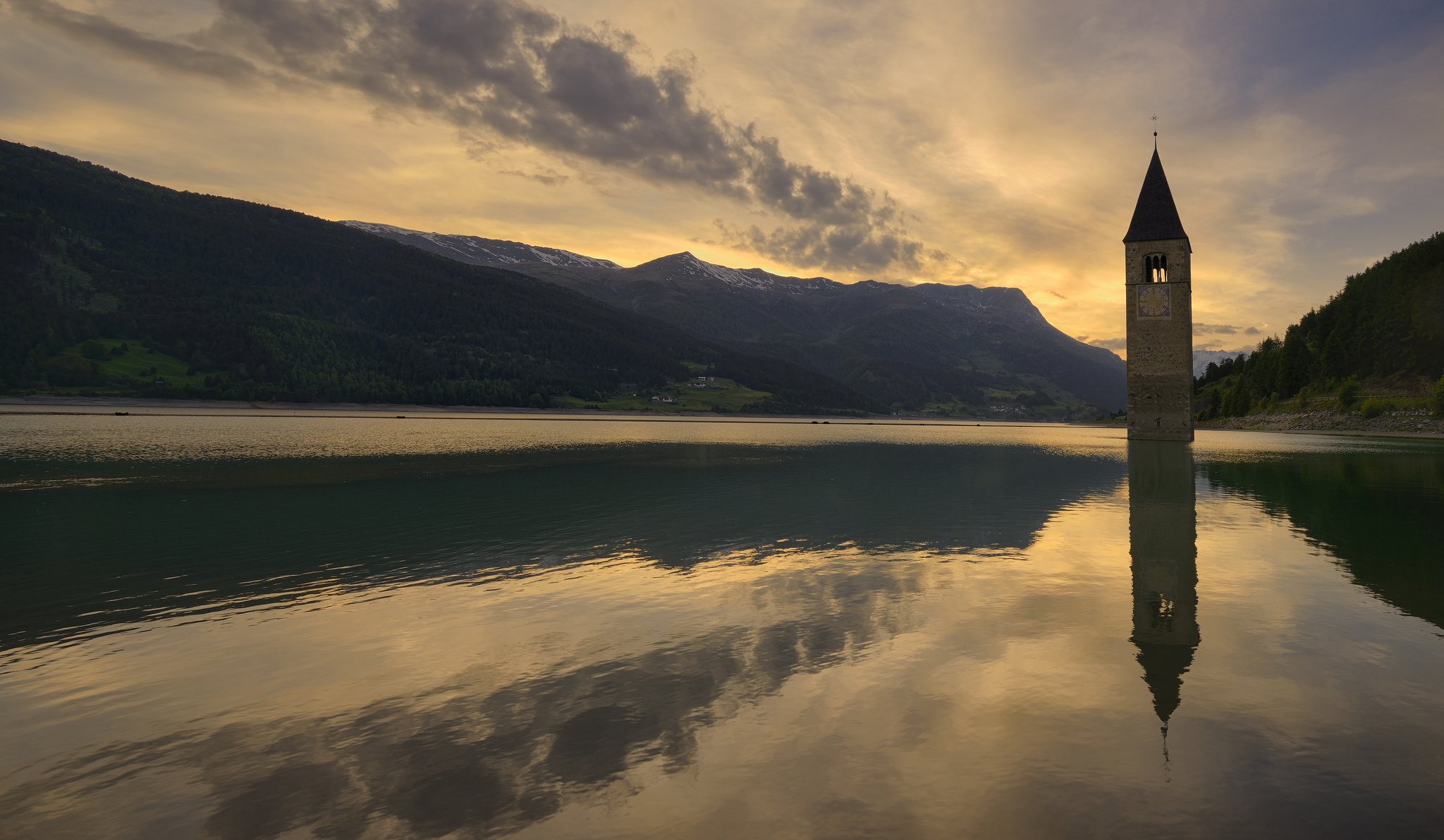 italia montañas lago capilla tarde puesta del sol