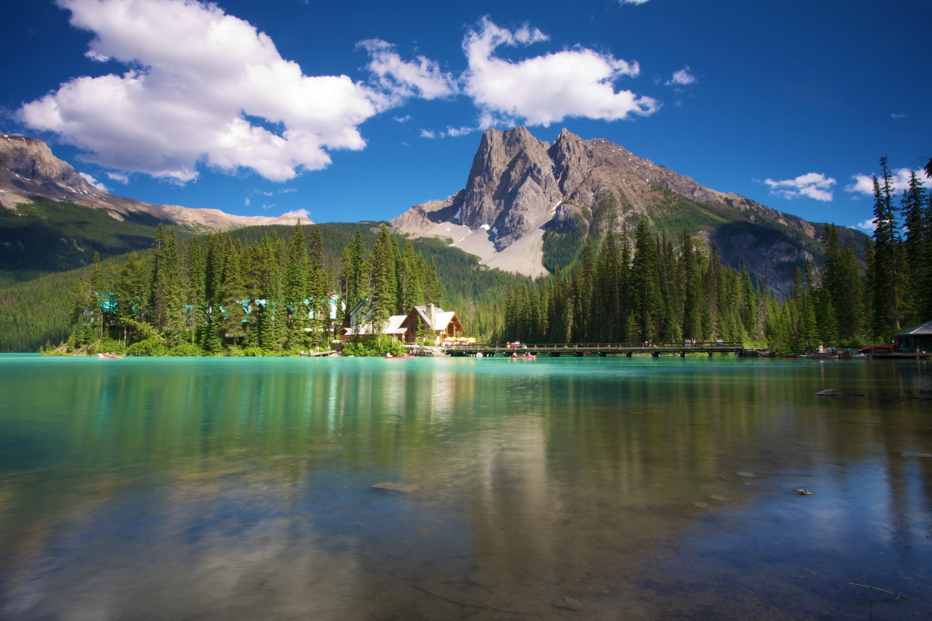 canada émeraude yoho montagnes rivière forêt maisons