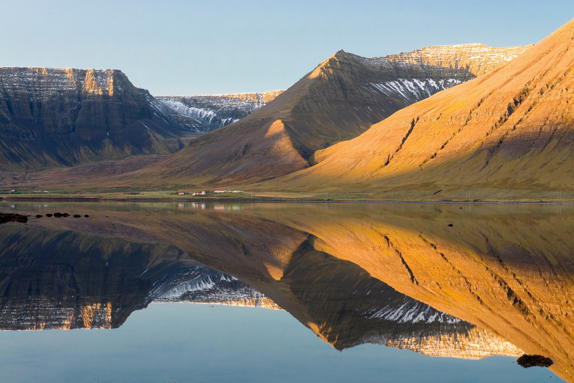 westfjords islandia góry farmy woda morze poranek