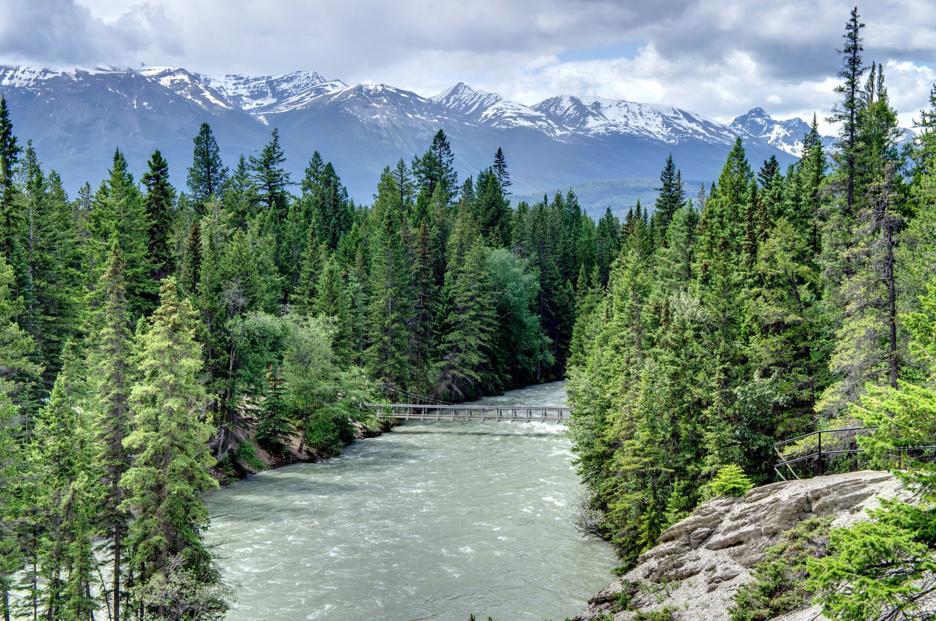 maligne canyon alberta canada cielo nuvole ponte montagna fiume foresta alberi ponte neve roccia abete rosso flusso