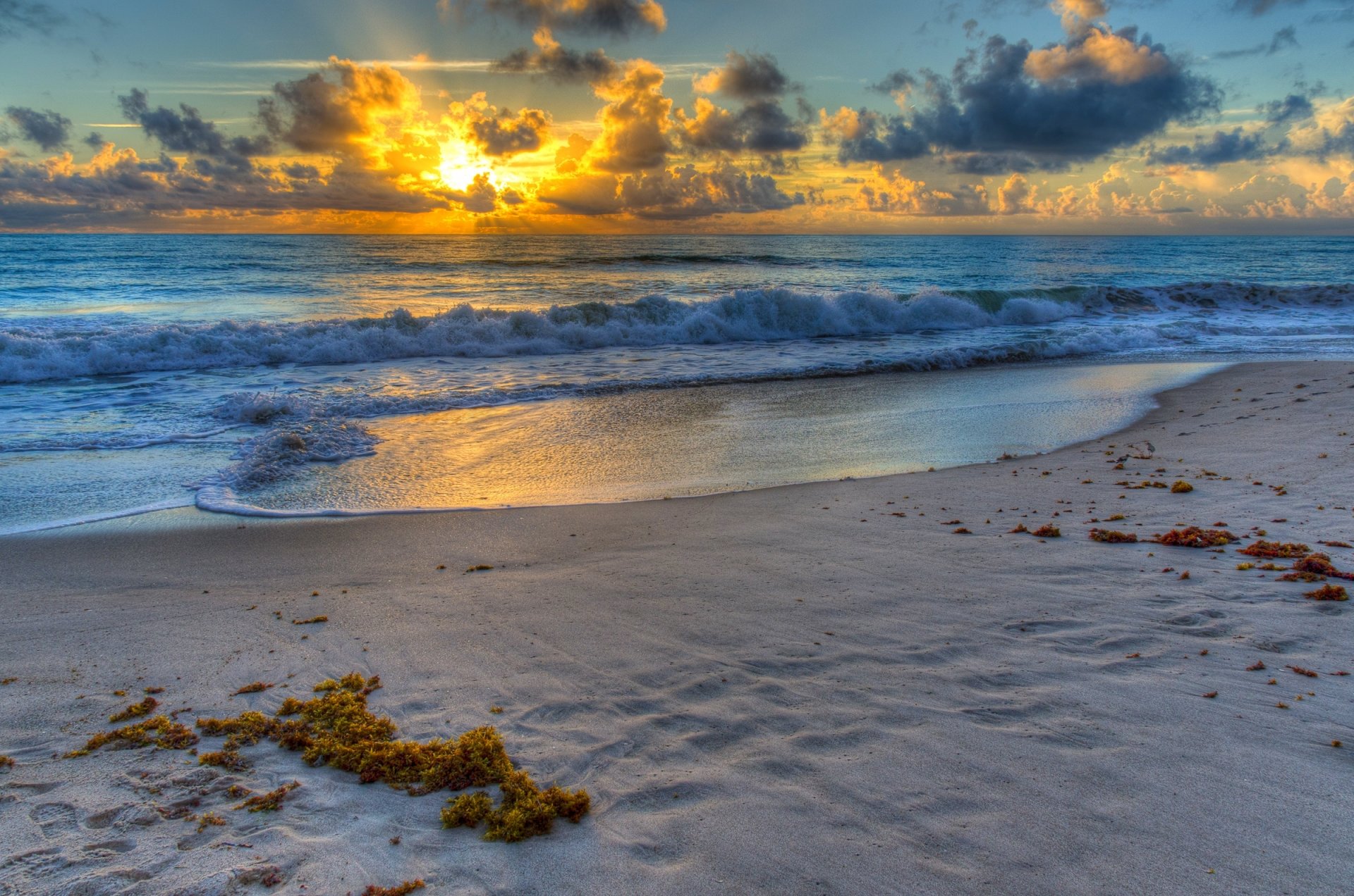 spiaggia sabbia acqua onde sole cielo nuvole