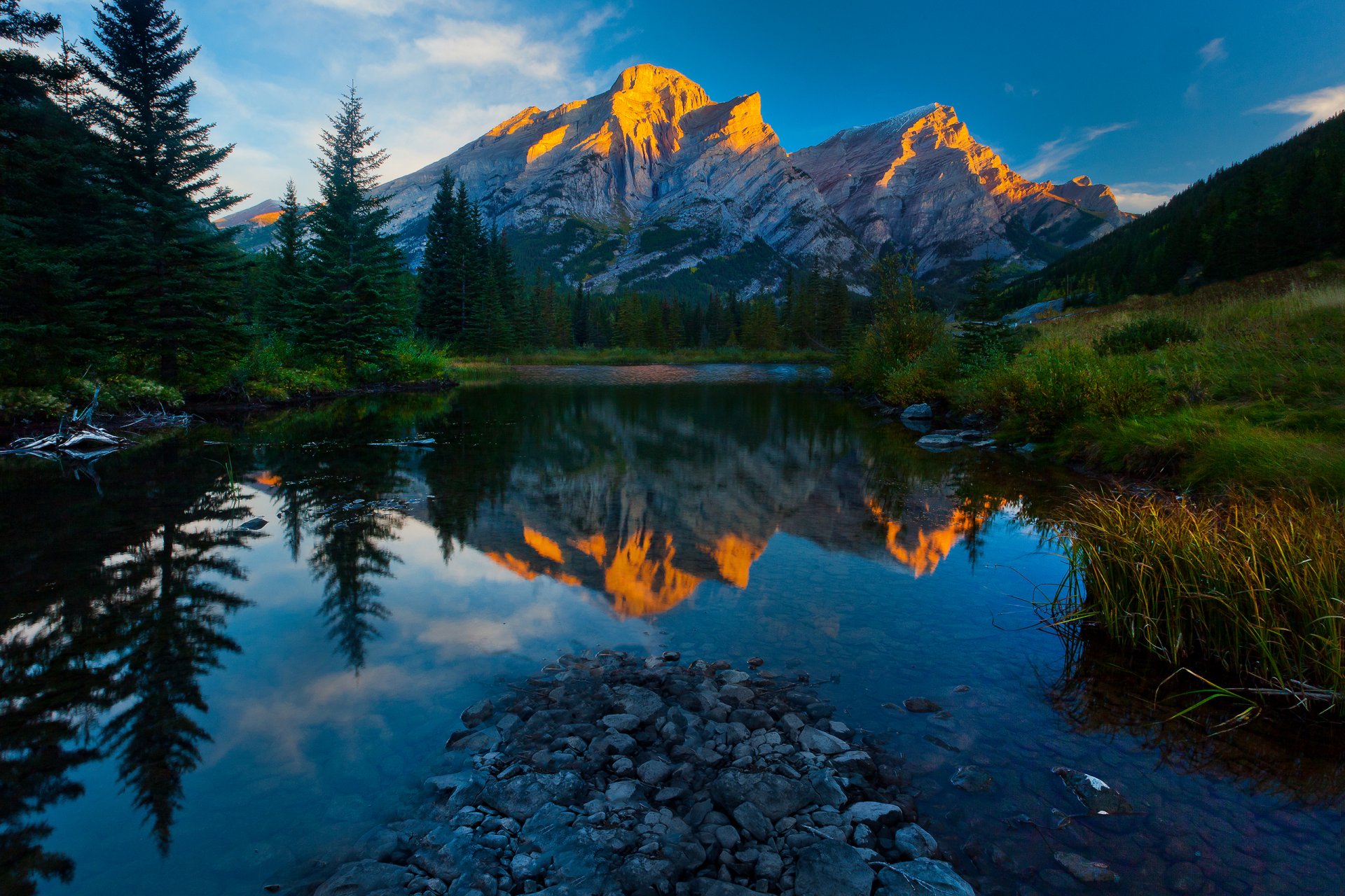 kananaskis alberta canada cielo nuvole montagne foresta alberi abete rosso natura tramonto lago sera pietre riflessione