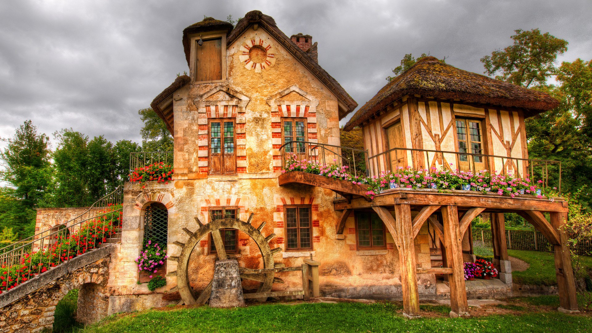 ciel nuages maison moulin roue marches fleurs hdr