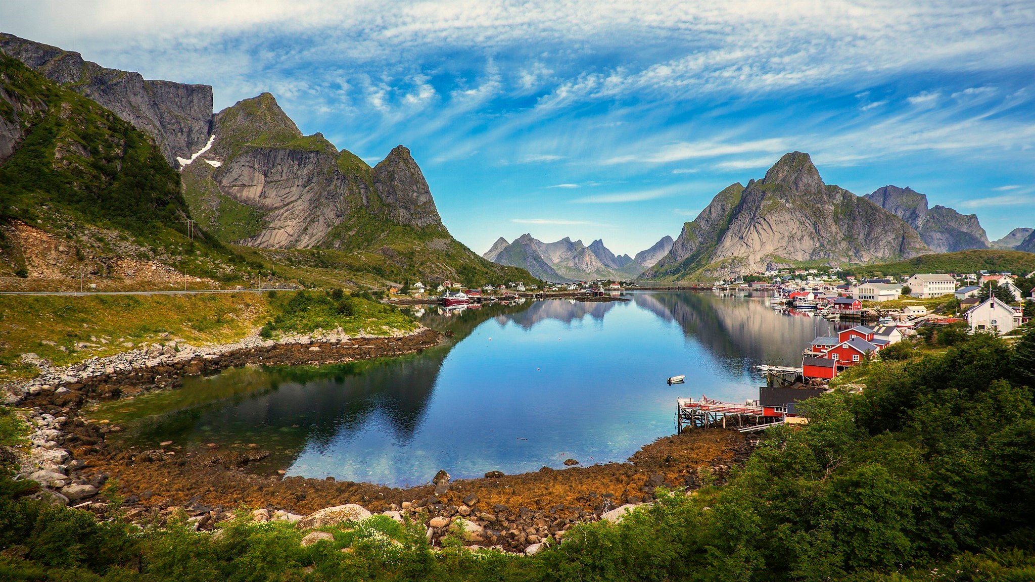 noruega gudvangen pueblo cielo nubes montañas lago árboles piedras casa