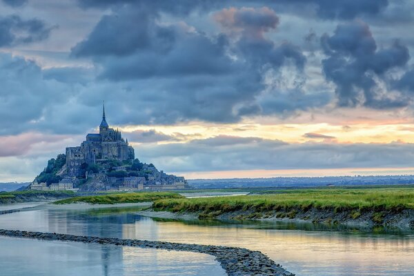 Castello di Mont Saint Michel all alba