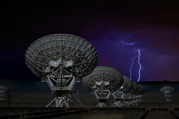 Blitz im Hintergrund von Antennen in New Mexico