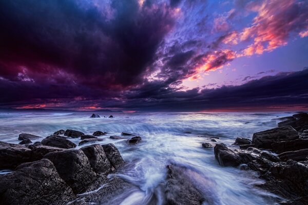 Orizzonte dal mare e nuvole nere