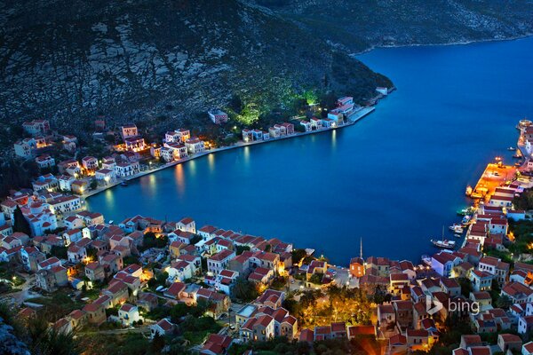 Bahía de la noche del mar iluminada por luces