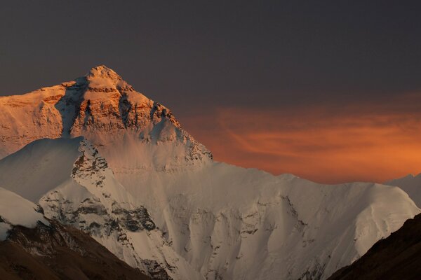 Neve in cima alla montagna