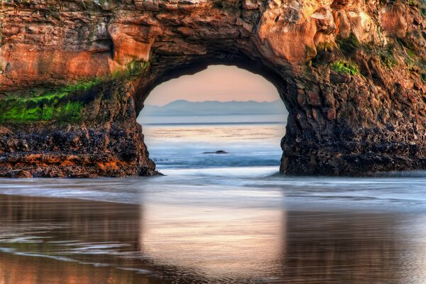 Море. пляж. арка в скале