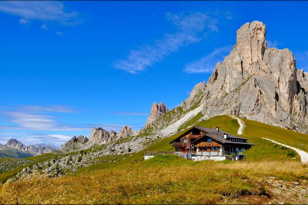 Casa in piedi sul campo vicino alla montagna