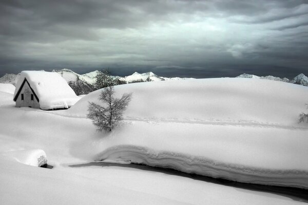 Inverno nel villaggio. Cumuli di neve lussureggianti