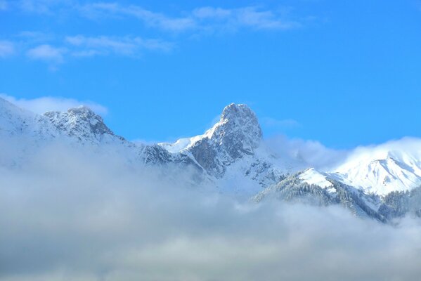 Montagne che torreggiano sopra le nuvole