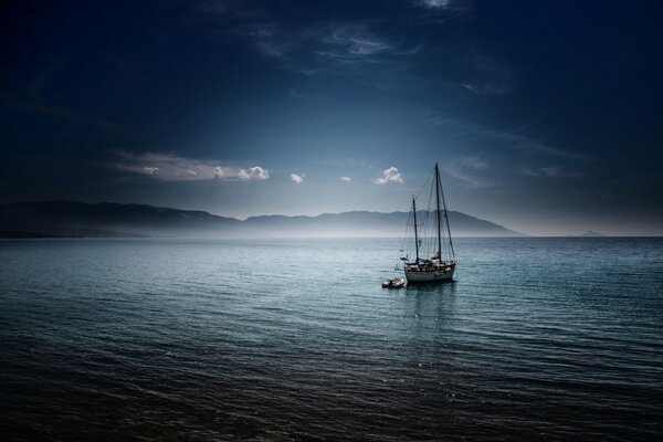 Velero navegando en el Golfo de Grecia