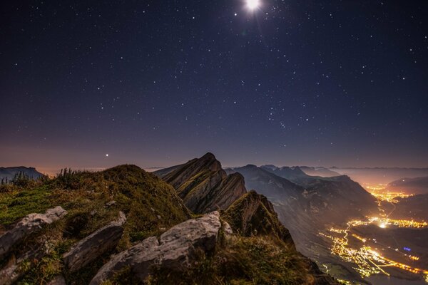 Vallée de la nuit dans les lumières de la hauteur