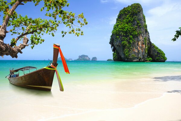 Boot auf einem Felsen Hintergrund in Thailand