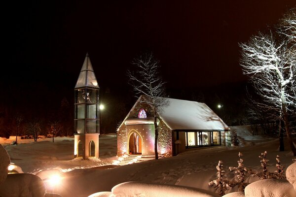 Templo en la noche de invierno